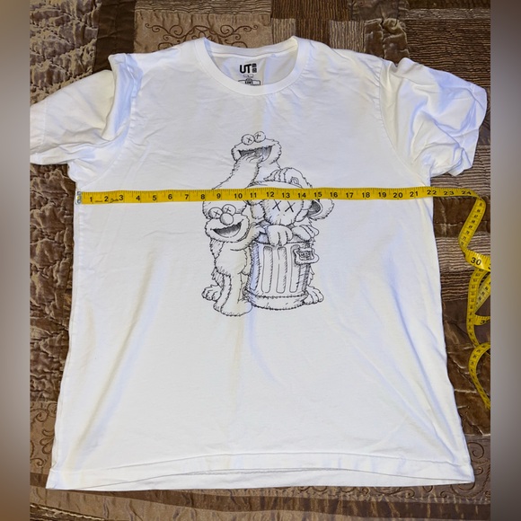 KAWS x Uniqlo White T-Shirt - Picture 6 of 7